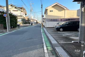 敷地北側の前面道路（西側から）