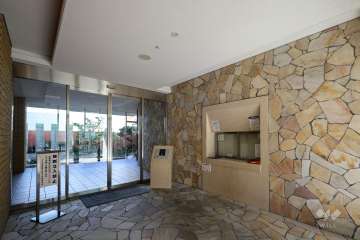 エントランスはオートロック付きです。