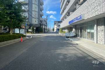 敷地の南側前面道路（東側から）