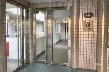 エントランスはオートロック付きです。