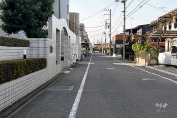 敷地北西側の前面道路（北東側から）