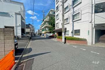 敷地の西側前面道路（南側から）