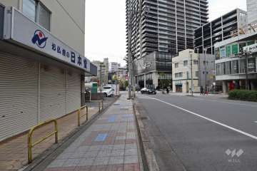 敷地北側の前面道路（東側から）