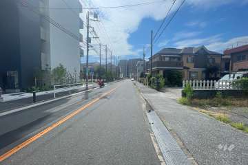 敷地の北側前面道路（東側から）