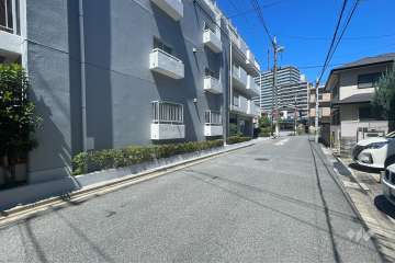 敷地の東側前面道路（南側から）