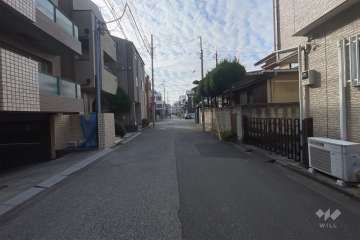 敷地西側の前面道路（北側から）