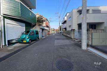 敷地西側の前面道路（南側から）