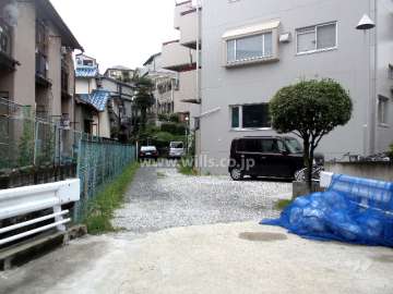 駐車場入口部分。ゴミ置き場もあります。