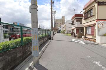 敷地北側の前面道路（東側から）