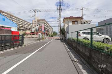 敷地北側の前面道路（西側から）