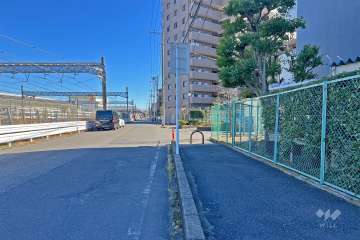 敷地の北東側前面道路（北西側から）