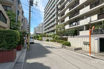 敷地の南側前面道路（東側から）