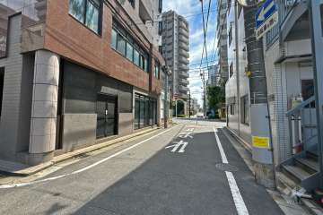 敷地西側の前面道路（北側から）