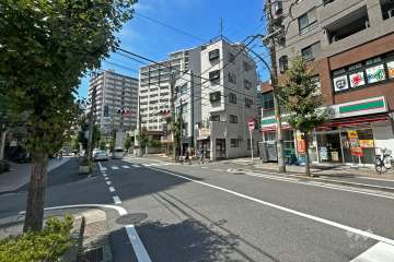 敷地南側の前面道路（東側から）