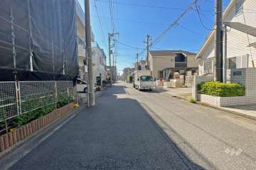 敷地西側の前面道路（北側から）