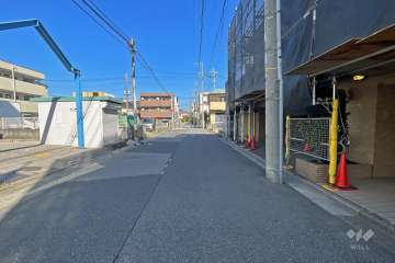 敷地西側の前面道路（南側から）