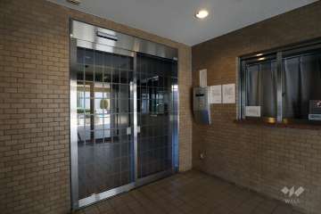 エントランスはオートロック付きです。