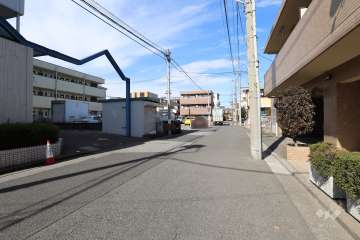 敷地の西側前面道路（北側から）