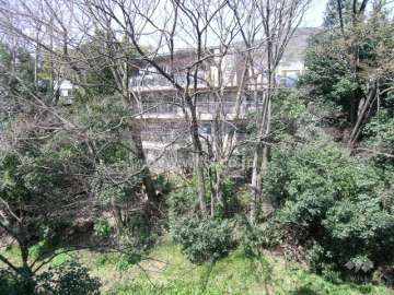 敷地の東側には箕面川が流れています。