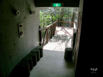 ウッドデッキへ続く共用廊下