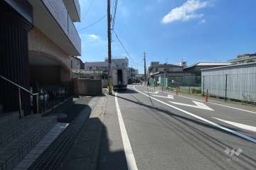 敷地西側の前面道路（北側から）