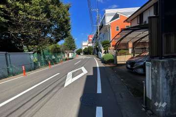 敷地西側の前面道路（南側から）