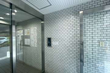 エントランスはオートロック付きです。