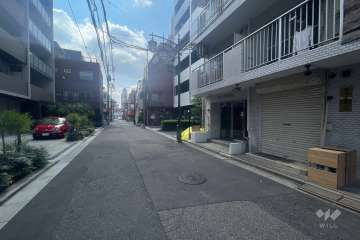 敷地北側の前面道路（西側から）