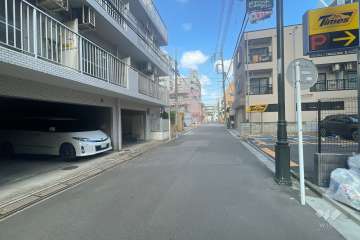 敷地の北側前面道路（東側から）