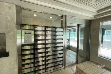 エントランスはオートロック付きです。