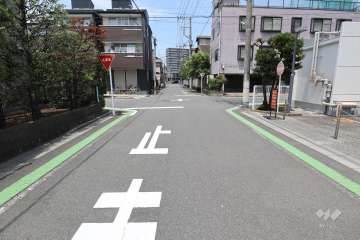 敷地西側の前面道路