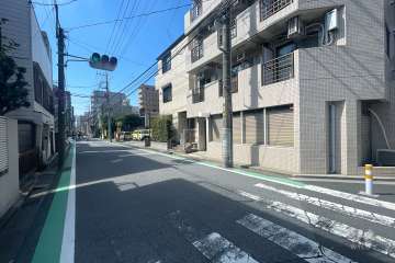 敷地の北側前面道路（西側から）