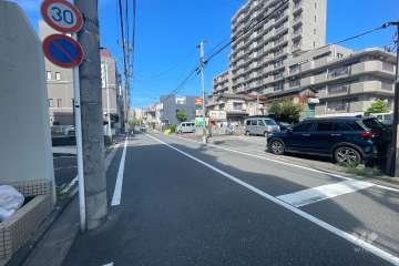 敷地の東側前面道路（南側から）