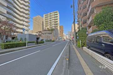 敷地の南側前面道路（東側から）