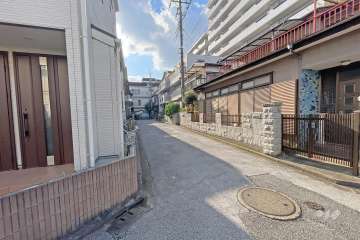 敷地東側の前面道路（東側から）