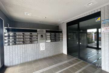 エントランスはオートロック付きです。