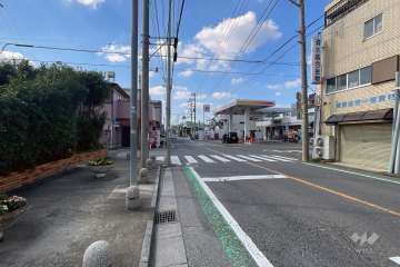 敷地の南側前面道路（東側から）
