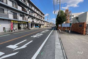 敷地の南側前面道路（西側から）