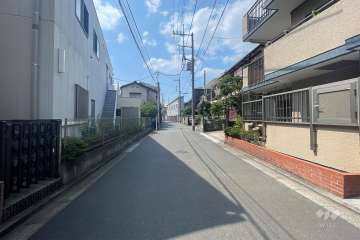 敷地の南側前面道路（東側から）
