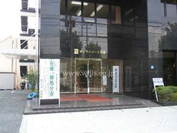 エントランス。1階は店舗です。