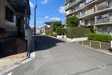 敷地の西側前面道路（南側から）