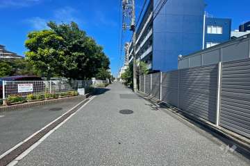 敷地北側の前面道路（東側から）