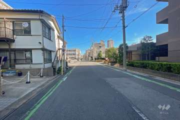敷地東側の前面道路（南側から）