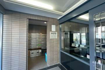 エントランスはオートロック付きです。