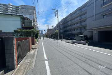 敷地北側の前面道路