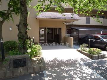 エントランス前には植栽スペースが設けられています。