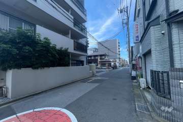 敷地の東側前面道路（南側から）