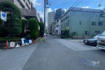 敷地の東側前面道路（北側から）