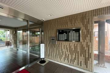 エントランスはオートロック付きです。