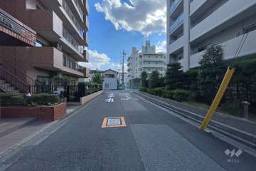 敷地西側の前面道路　